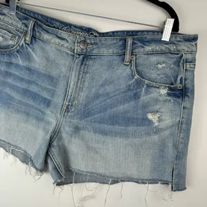 American Eagle Distressed Shorts Sz 18 Light Medium Wash Denim Raw Hem thumbnail 3