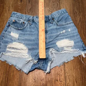 Levis 501 Original High Rise Distressed Denim Shorts Medium Wash Women's size 28 thumbnail 4