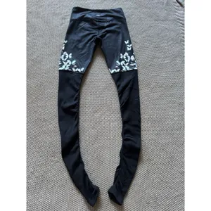 Alo Women's Yoga Goddess Leggings Black Ribbed Low Rise Butterfly Design Sz Xs thumbnail 5