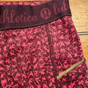Lululemon Athletica Pink Burgundy Abstract‎ Print Athletic Shorts Women's Size 6 thumbnail 2