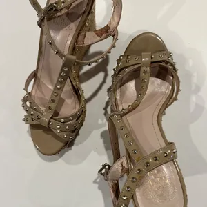 Vince Camuto Spiked, Tan, Patent Leather, Wedge Heels -‎ Size 7.5 thumbnail 5