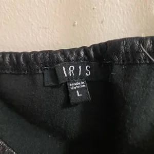 Iris Women’s Juniors Black Faux Leather Crop Top L Bust 35” Sweetheart Neckline thumbnail 2