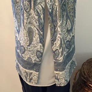 Rose & Olive size small blue white and grey paisley print top EUC thumbnail 8
