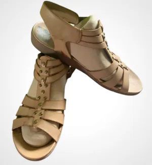 BareTraps Tan Strappy Gold Studs Leather Sandals 1” Rubber Sole Size 9 thumbnail 1