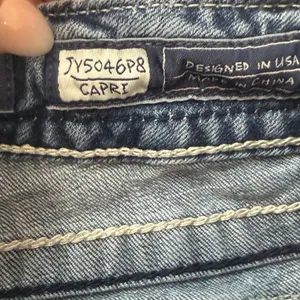 Miss Me Capri Size 29 Flap Back Pocket Bling Cross Grunge Y2K Denim Jeans thumbnail 4