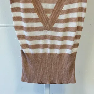 Bebe 2010s Rose Gold Metallic Striped Deep V-Neck Knit Top Sz Small Short Sleeve thumbnail 4