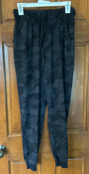 Lululemon black camo joggers Size 6 thumbnail 1