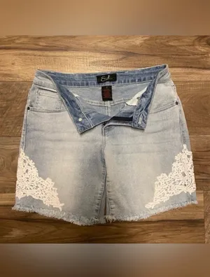 Earl Jean Women’s Light Blue Denim Raw Hem Shorts W/ Crochet Lace Detail Size 4 thumbnail 4