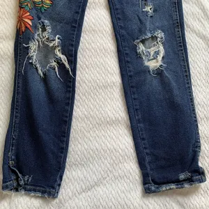 Zara Trafaluc Size 2 Skinny Jeans Multicolor Boho Floral Embroidered Distressed thumbnail 3