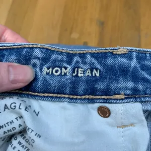 American Eagle Mom Jean Light‎ Wash Distressed High Rise Strigid Denim 10 Long thumbnail 7
