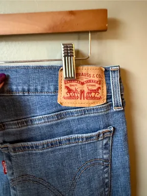 Levi’s Boyfriend Distressed Jeans – Women’s Size 29 thumbnail 4