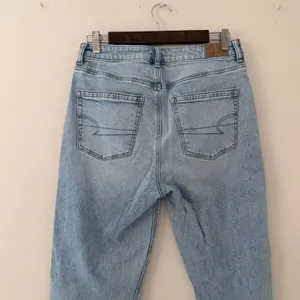 American Eagle Strigid Mom Jean Pants Light Wash High Rise Women Size 6 thumbnail 6