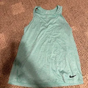 Women’s medium Nike dry fit tank top thumbnail 1