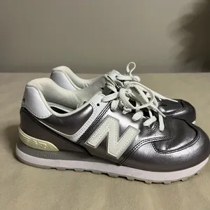 New Balance Women’s 574 V2 Metallic Leather Sneaker • WL574LD2 • Size 9 thumbnail 5