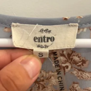 entro Blue Floral Babydoll Blouse Size Small Boho Peplum Top thumbnail 2