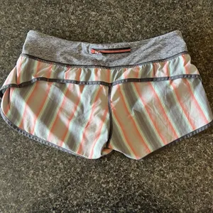Lululemon Size 8 Speed Up‎ Short Alarming Ombre Vertical Stripe In Gray Coal thumbnail 2