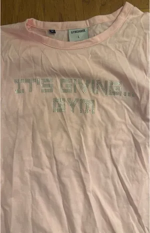New Gymshark ITS GIVING GYM BABY T-SHIRT Pink Women’s Size Large thumbnail 2
