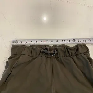 Lululemon On The Fly Crop Pants in Dark Olive size 6‎ thumbnail 11