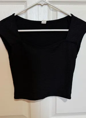 Black Top Shein Crop thumbnail 1