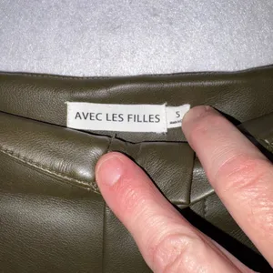 Avec Les Filles Olive Green Faux Leather high Waist Pleated Shorts‎ Size S thumbnail 4