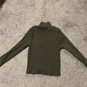 Forever 21 Juniors Olive Green Cropped Long Sleeve Turtle Neck EUC thumbnail 3