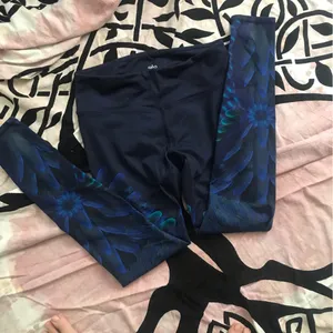 ALO YOGA feather leggings mid rise sz small inside pocket thumbnail 3