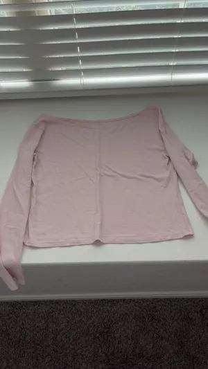 Hollister off the shoulder top thumbnail 2