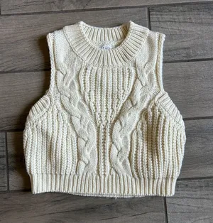 Le Lis Cream Cable-Knit Sleeveless Sweater Vest thumbnail 1
