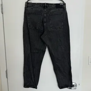 Abercrombie & Fitch Curve The Mom High Rise Jeans in a Black Faded‎ Acid Wash 14 thumbnail 2