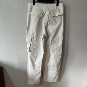 Aritzia Wilfred Free Cargo Pants Size 12 Ivory Cream Wide Leg‎ High Rise Pockets thumbnail 4