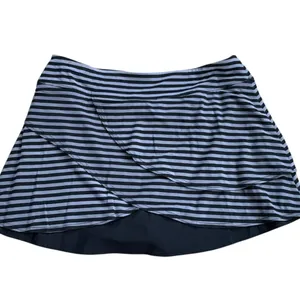 Like New Title Nine Black Grey Striped Skort Size Medium thumbnail 6