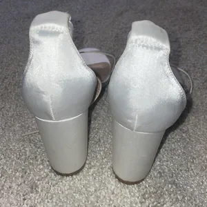 Dream Paris white satin shoes block heels 8.5 thumbnail 3