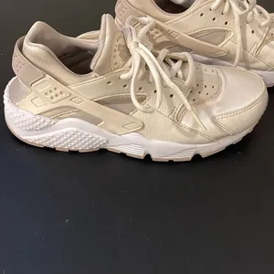 Nike Air Huaraches‎ Sneakers. Size 7.5 Cream thumbnail 4