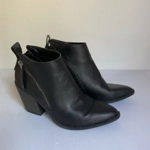 Universal Thread Black Faux Leather Ankle Boots Chunky Heel Zip Side Size 6.5 thumbnail 5