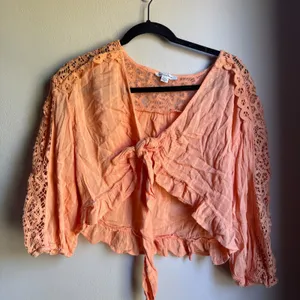 American Eagle V-Neck Lace Tie-Front Blouse in Coral Size Medium Boho Beach thumbnail 2
