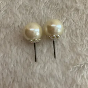 Faux Pearl post earrings Silver thumbnail 3