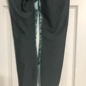 Under Armour grey teal compression cropped leggings size‎ medium activewear thumbnail 7
