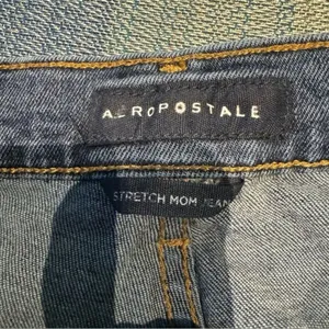 Aeropostale Distressed Stretch Mom Jeans – Size 12 – High Waist thumbnail 4
