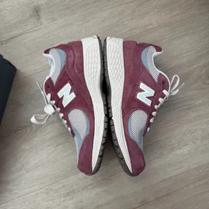 New Balance Women's 2002R Sneaker In Burgundy Size 6.5 thumbnail 4