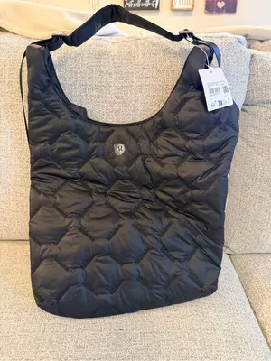 Lululemon Quilty Pleasures Shoulder Bag 14L black Sold out online NWT thumbnail 7