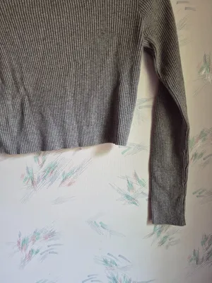 Brandy Melville Gray cropped Sweater thumbnail 4
