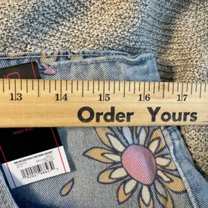 No Boundaries Women's High Rise Destructed Daisy Floral Denim Shorts Size 15 thumbnail 5