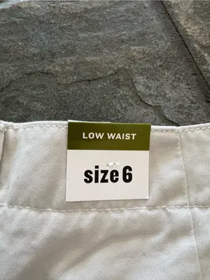 Old Navy Women’s Khaki Low Waist Chino 5” Inseam Shorts 6 NEW thumbnail 6
