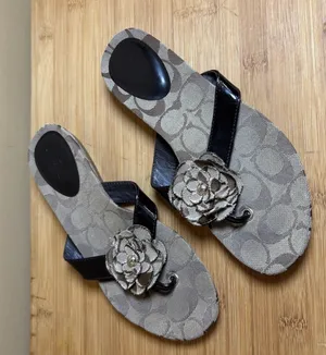 Women's Signature Coach‎ Slip On Sandals 7B Brown Patent Leather Strap- Flower thumbnail 1