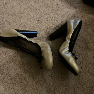 Dkny gold pavlova metallic heels 8‎ thumbnail 4