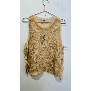 GIMMICKS by BKE Birch Tan Embroidery Lace Side Tie Boho Western Tank Top sz Large NEW thumbnail 2