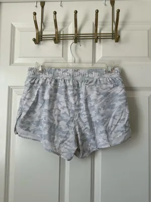ASICS Athletic Lined Women’s Gray & White Camo Shorts Size L thumbnail 3