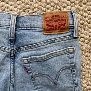 NWOT Levi Strauss Ripped Wedgie Straight Leg Light Blue Denim Jeans Size 28 thumbnail 2