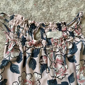 LOFT Outlet sleeveless floral top ruffle neckline. Size Medium. NWT thumbnail 3