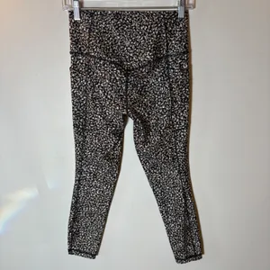 Athleta Salutation Stash 7/8 Pocket Leggings Abstract Print‎ Size Small thumbnail 4